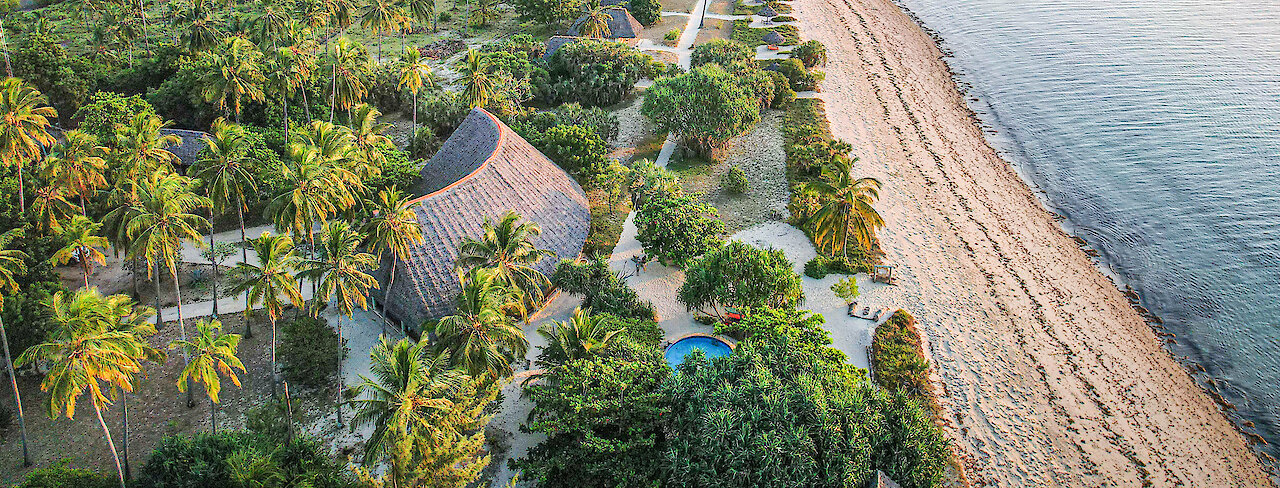 Bandas der Emayani Beach Lodge am Strand