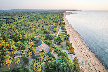 Bandas der Emayani Beach Lodge am Strand