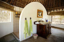 Badezimmer in den Bandas der Emayani Beach Lodge