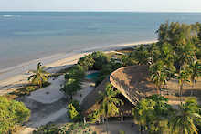 Emayani Beach Lodge Luftaufnahme, Strand, Pool und Hauptgebäude