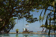 Pool der Emayani Beach Lodge unter Bäumen