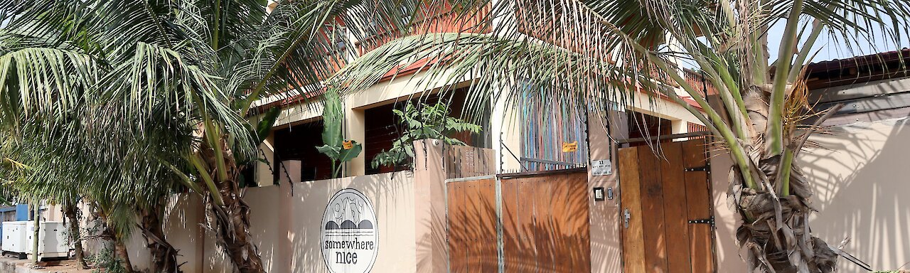 Eingangstür zum Hotel Somewhere Nice in Accra