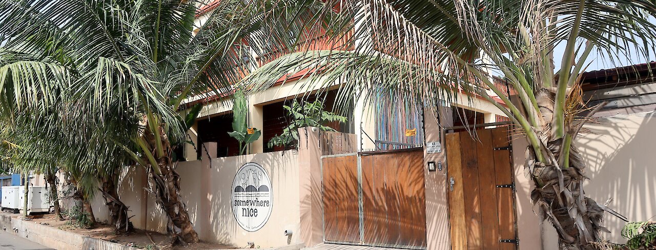 Eingangstür zum Hotel Somewhere Nice in Accra