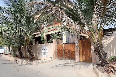 Eingangstür zum Hotel Somewhere Nice in Accra