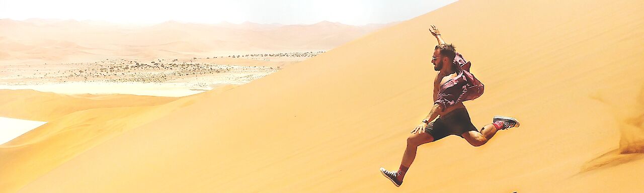 Sprung über Sanddüne im Namib Naukluft Park