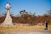 Das Schild des Planet Baobab wurde auf einem Termitenhügel errichtet