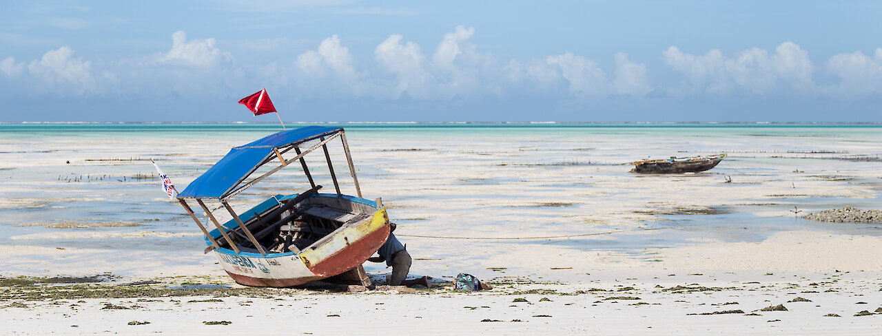Boot am Strand von Jambiani