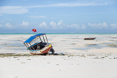 Boot am Strand von Jambiani