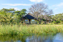 Hakusembe River Lodge im Schilf