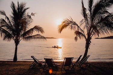 Sitzgelegenheiten am Strand mit Blick auf den Tanganyikasee