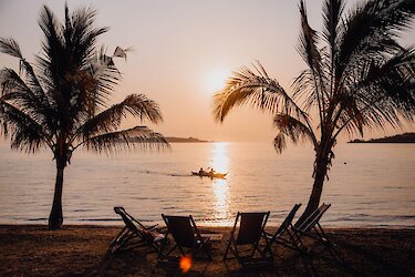 Westtansania Sitzgelegenheiten am Strand mit Blick auf Tanganyikasee