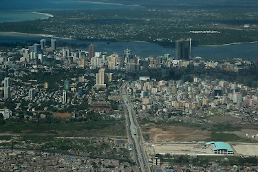 Blick über Dar-es-Salaam im Landeanflug