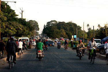 Straßenszene mit vielen Rollerfahrer in Dar-es-Salaam Tansania
