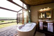 Bad in der Luxus Suite in Cheetah Ridge Lodge mit Blick nach draußen