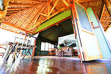 Die offenen Türen erlauben einen Blick ins Doppelzimmer