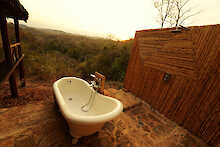Badewanne im freien in der Sable Mountain Lodge