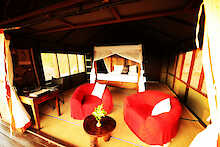 Sessel im Doppelzimmer in der Sable Mountain Lodge