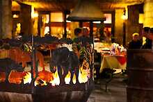 Okaukuejo Camp Restaurant mit Feuerschale und gedecktem Tisch