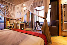 Dolomite Camp gemütliches Doppelzimmer mit Moskitonetzen und schönen Ausblick