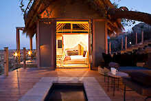 Dolomite Camp Unterkunft - Blick von der Terrasse in das Zimmer