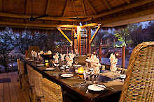 gedeckter Tisch im Dolomite Camp in der Abendstimmung