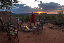 Abendliches Lagerfeuer im Maji Moto Eco Camp