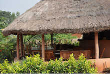 Veranda mit Strohdach in der Eco Benin Lodge Possotome