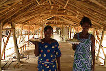 Bedienung im Restaurant der Eco Benin Lodge Possotome