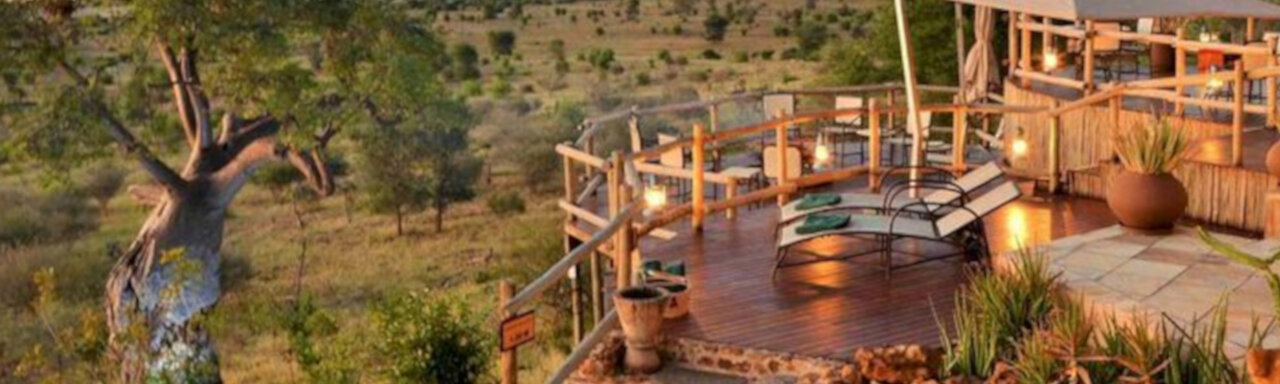 Terrasse mit Weitblick in der Ngoma Safari Lodge