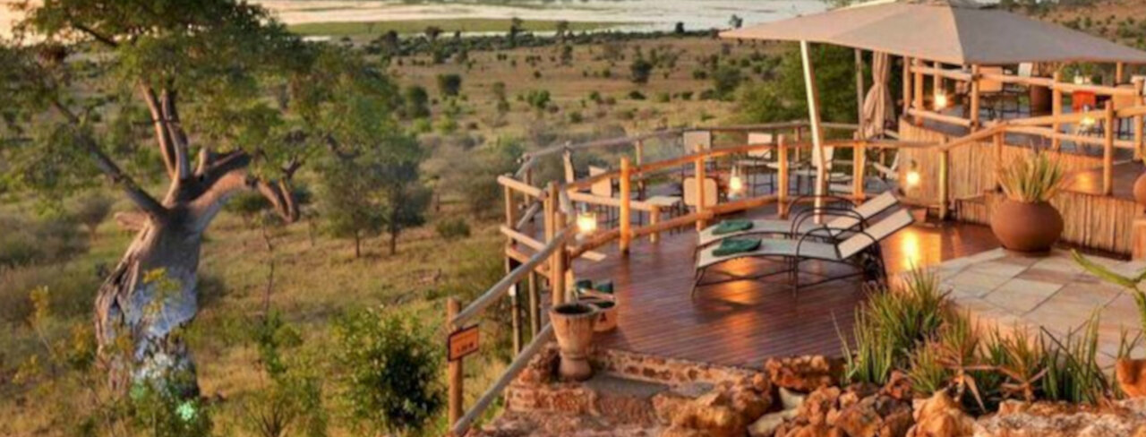 Terrasse mit Weitblick in der Ngoma Safari Lodge