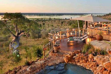 Terrasse mit Weitblick in der Ngoma Safari Lodge