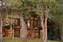 Blick auf die beleuchtete Victoria Falls Safari Suite