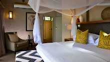 gemütlich und stilvoll eingereichtetes Doppelzimmer in Victoria Falls Safari Suites