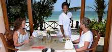 Bedienung mit Gästen im Restaurant mit Blick auf Diani Beach