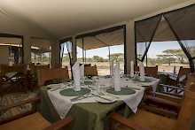 Innenbereich des Restaurantzelts im Serengeti Exlorer Camp