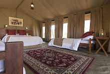 Familienzelt mit Doppelbett und zwei Einzelbetten im Serengeti Explorer Camp