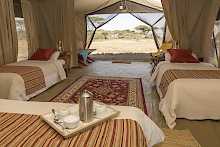 Wohnzelt mit zwei Einzelbetten im Serengeti Explorer Camp