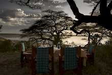 gedeckter Tisch für das Abendessen mit Blick auf den See im Serengeti Explorer Camp