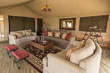 Lounge Zelt mit gemütlicher Couch im Serengeti Explorer Camp
