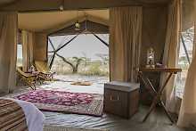 Blick vom Wohnzelt auf die Veranda im Serengeti Explorer Camp