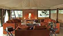 gemütliche Lounge mit Kamin im Kicheche Laikipia Camp