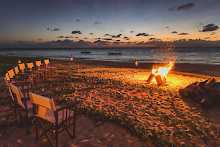 Lagerfeuer am Strand im Sonnenuntergang auf Thanda Island