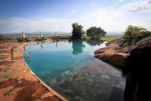 traumhafter Pool der Apoka Safari Lodge