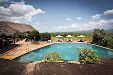 Poolbereich der Apoka Safari Lodge