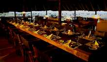 Restaurant mit romantischer Beleuchtung in Apoka Safari Lodge