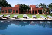 Pool und Haupthaus des Pineapple Bay Resort