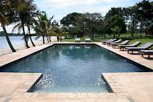 Pool mit Blick auf den See des Pineapple Bay Resort