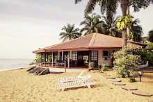 Strand mit Palmen gesäumt Hotel Ilomba