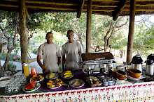 Buffet mit freundlichen Mitarbeitern der Sangaiwe Tented Lodge