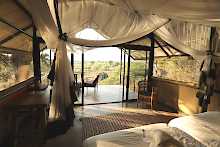 Schlafzimmer mit Blick auf Veranda und umliegendes Land Kavinga Safari Camp